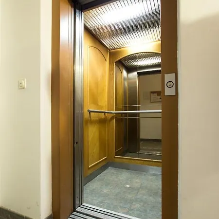 Elegant Apartment With Free Garage In The Center Of Prague * براغ